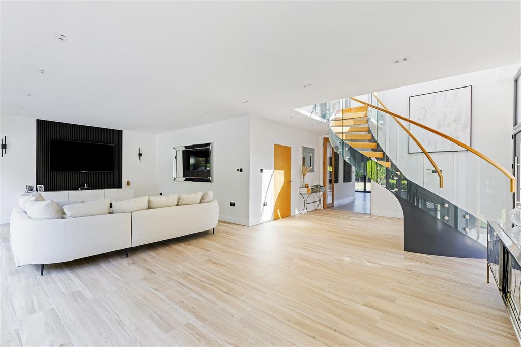 Property photo 2 of 39 91097_Roeness 198A Crewe Road Alsager (5).Jpg