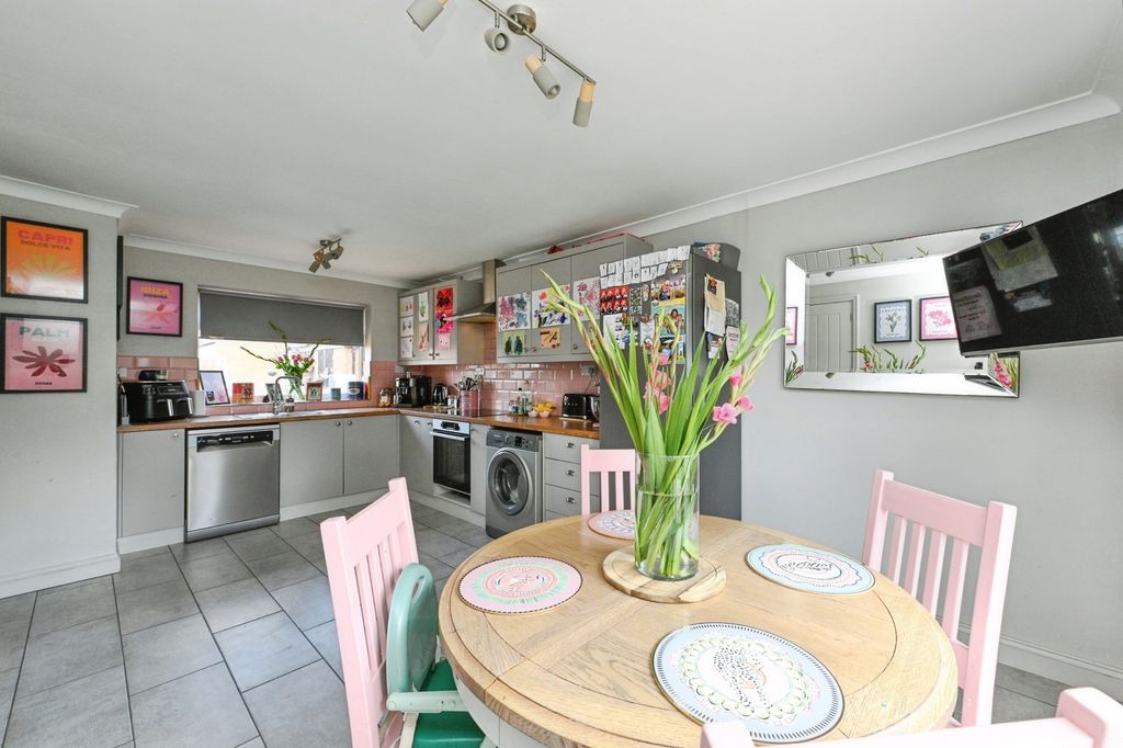 Property photo 3 of 17 Photo