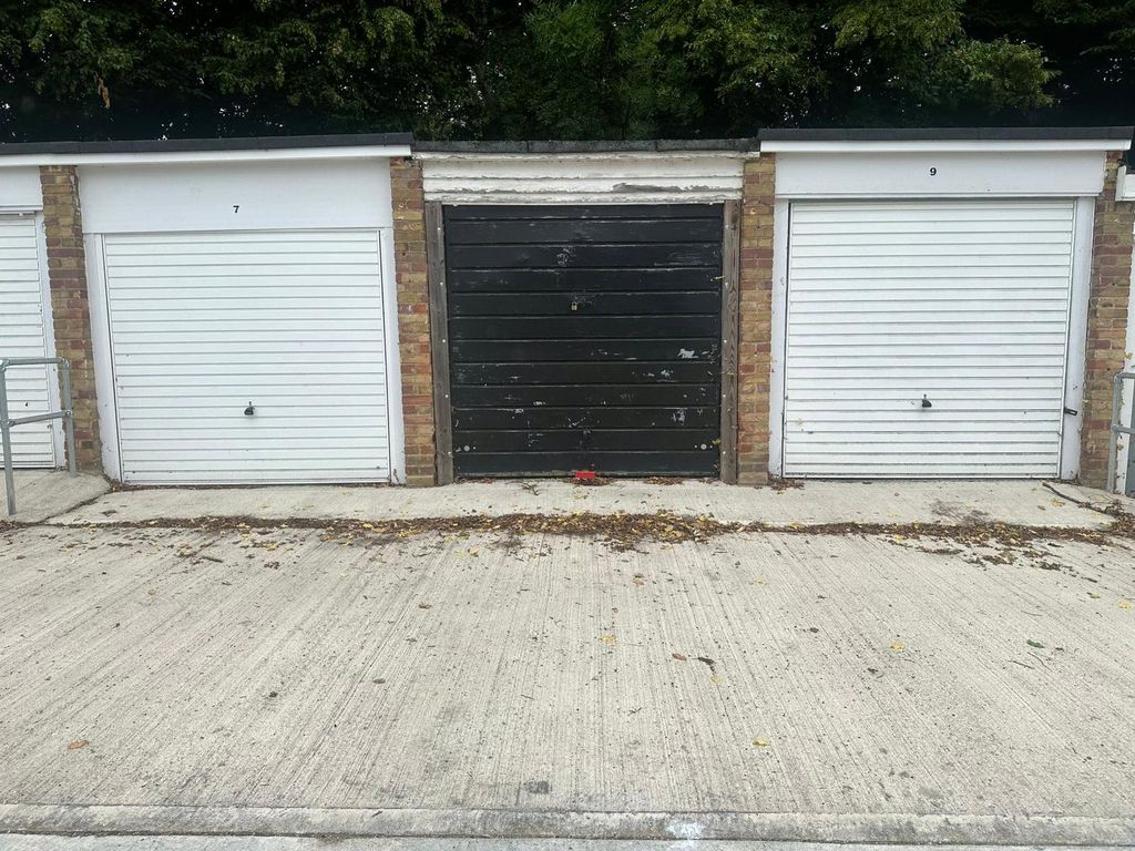 Property photo 1 of 3 Garage 1
