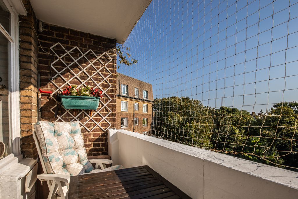 Property photo 3 of 24 73 Wick Hall44