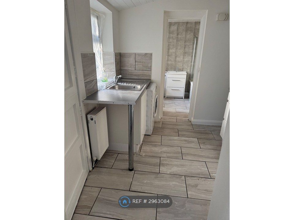 Property photo 3 of 9 Kitchen