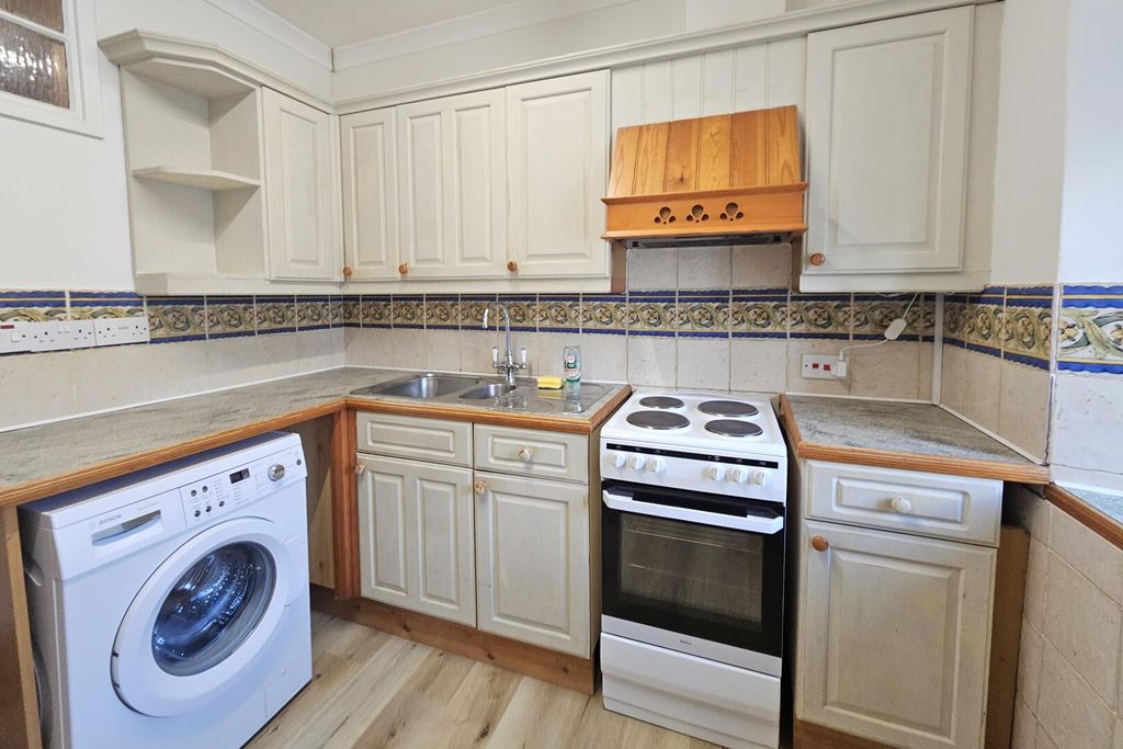 Property photo 3 of 6 Kitchen