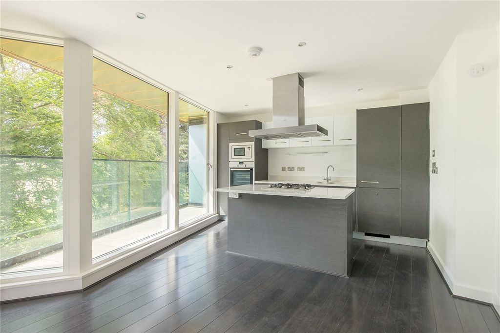 Property photo 3 of 10 Kitchen