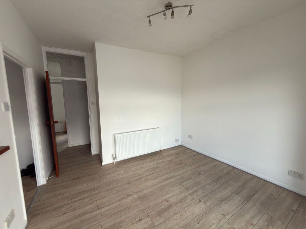 Property photo 1 of 7 One Bedroom Flat Mints Away From Ilford Station- £1450