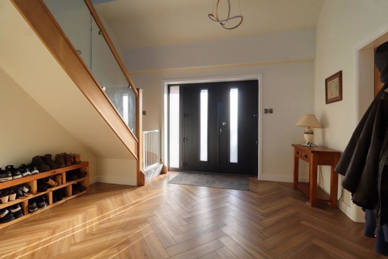 Property photo 3 of 33 Entrance Hall