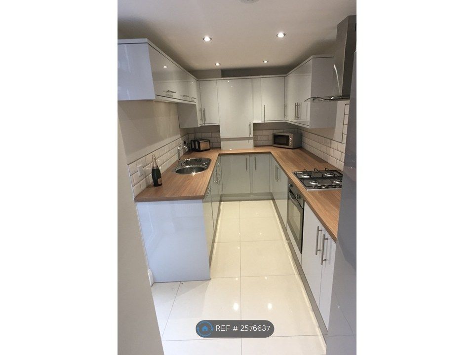 Property photo 3 of 7 Kitchen