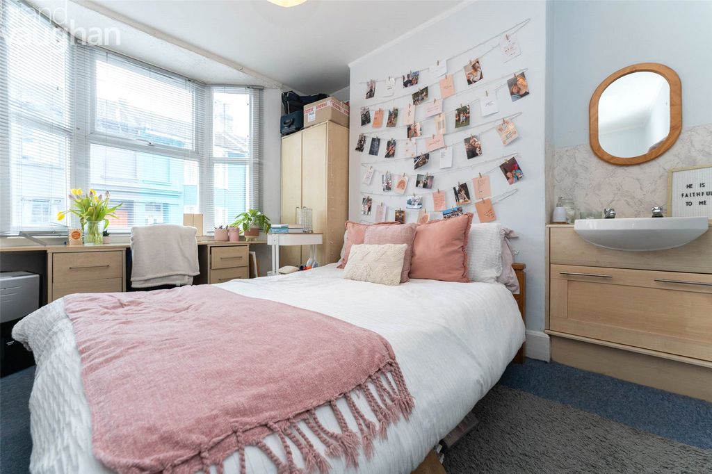 Property photo 2 of 24 Picture No. 12