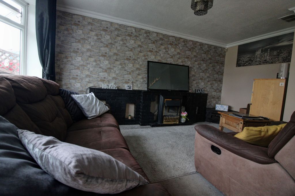 Property photo 3 of 11 Living Room