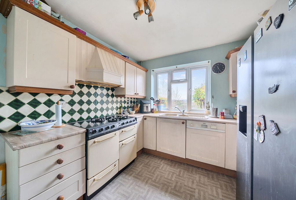 Property photo 3 of 11 1381540-16-691Dbd...