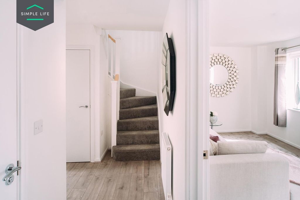 Property photo 2 of 11 Grantham Hallway