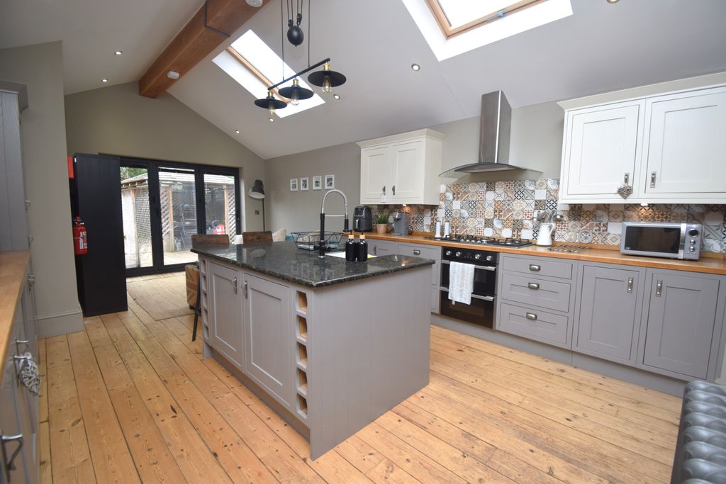 Property photo 3 of 14 Kitchen