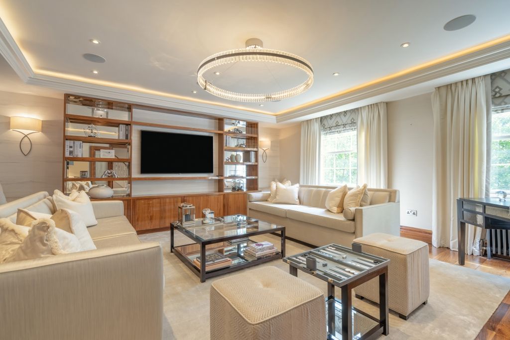 Property photo 2 of 32 8693455-Interior05