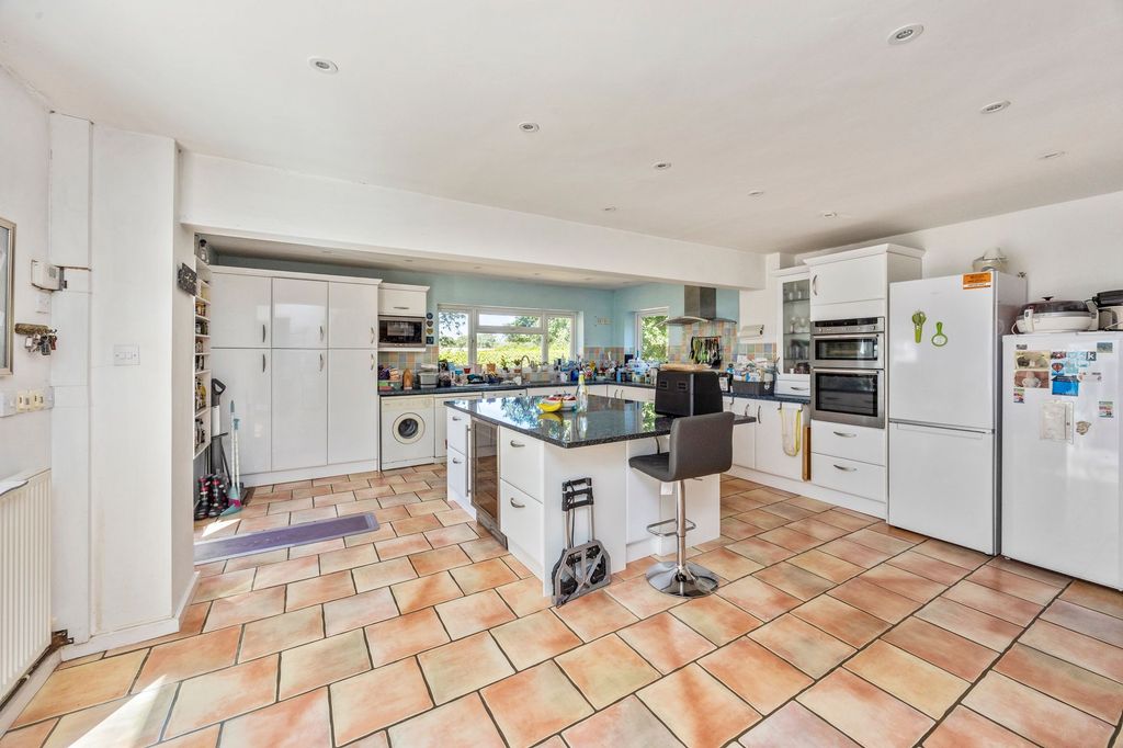 Property photo 2 of 33