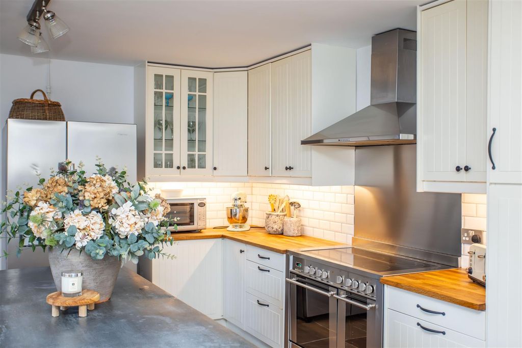 Property photo 3 of 28 Kitchen