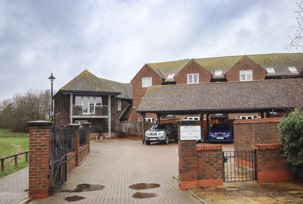 Property photo 1 of 11 1 Bed Flat For Sale Ringlet Road, St Mary's Island, Chatham Me4