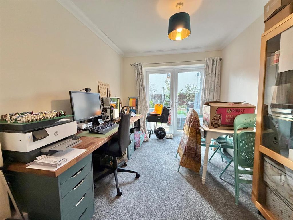 Property photo 3 of 10 Dining Area