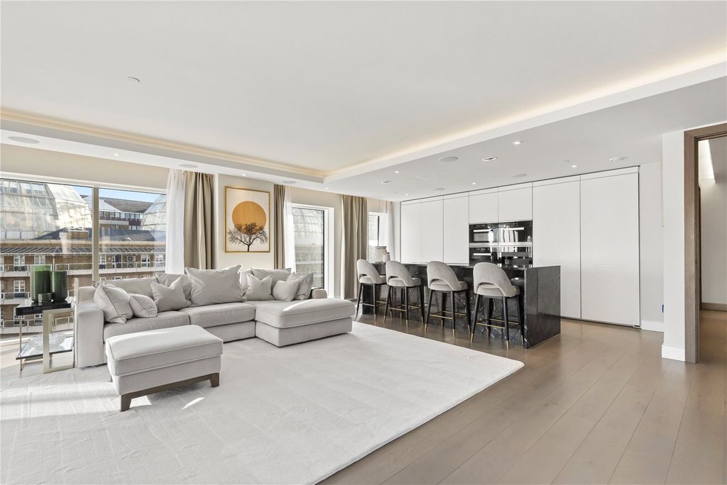 Property photo 3 of 17 Reception / Kitchen