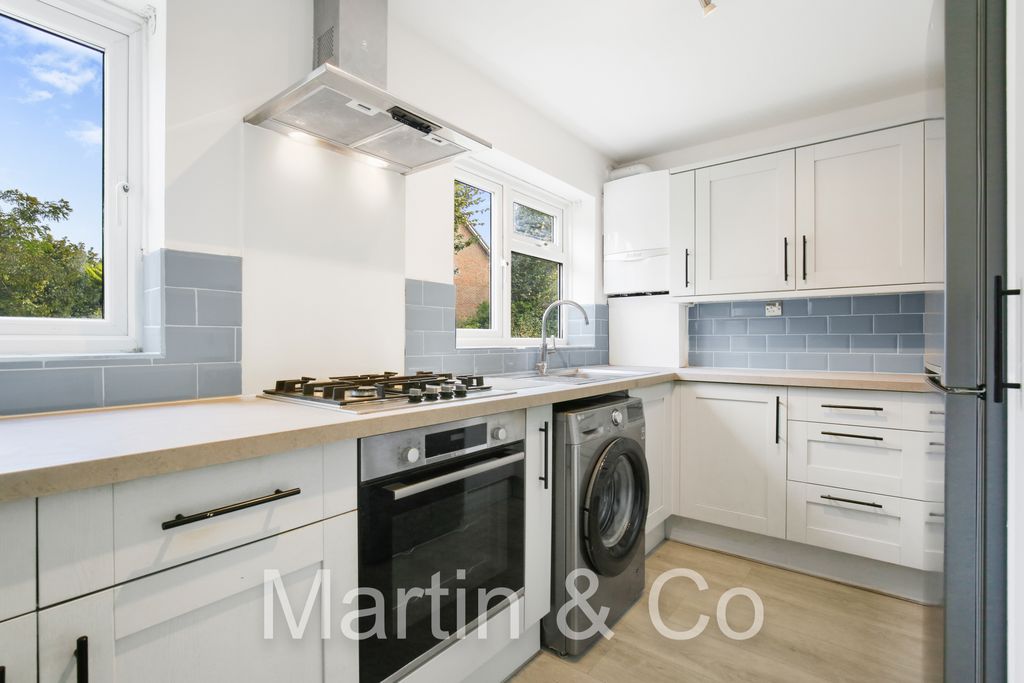 Property photo 2 of 18 1771661631 - 13 Hurst View Grange, Pampisford Road