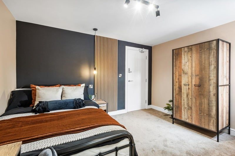 Property photo 3 of 17 A Stylish Double Bedroom Featuring A Comfortable B...