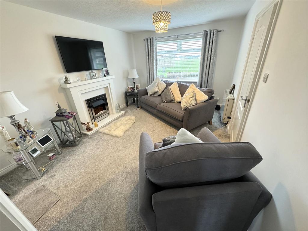 Property photo 2 of 12 Lounge