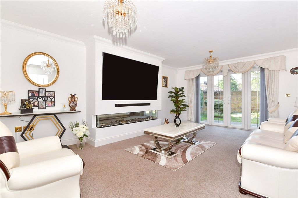 Property photo 3 of 12 Lounge