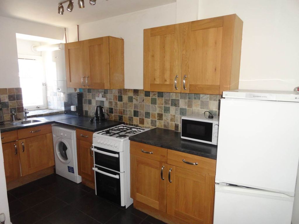 Property photo 3 of 6 Kitchen