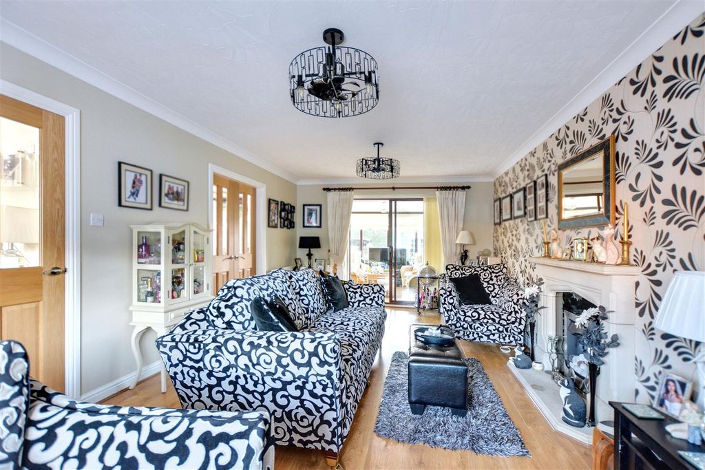 Property photo 2 of 32 Lounge