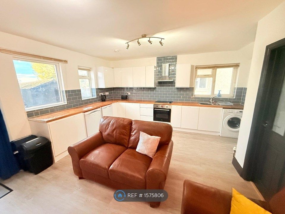 Property photo 3 of 32 Shared Lounge/Diner/Kitchen