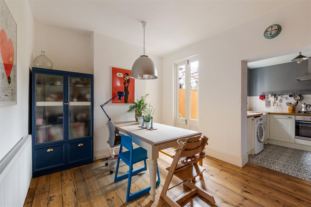 Property photo 3 of 22 Eric Road E7