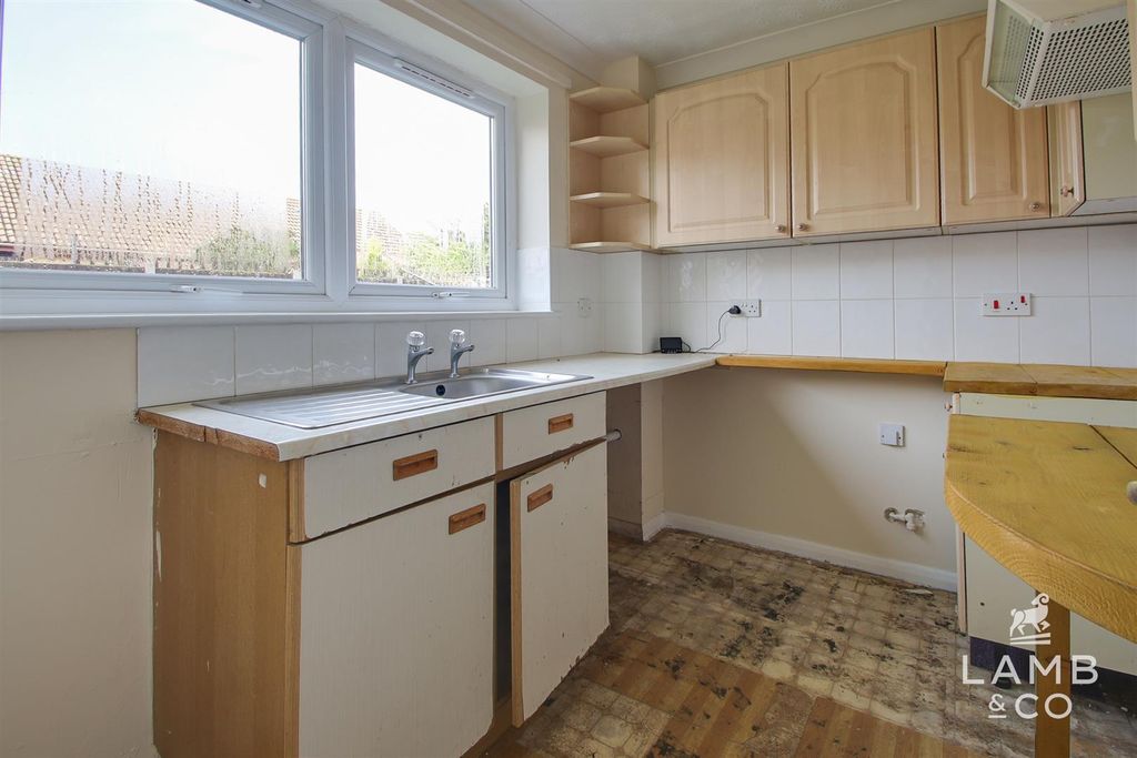 Property photo 3 of 7 Kitchen