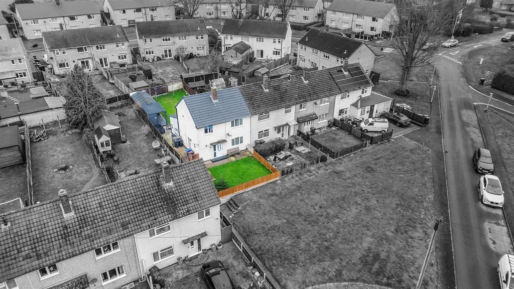 Property photo 3 of 36 Manor Cresent, Burton On Trent (7).Jpg