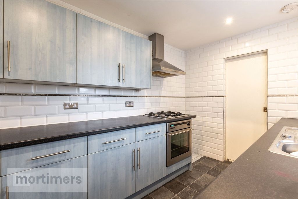 Property photo 3 of 18 Kitchen