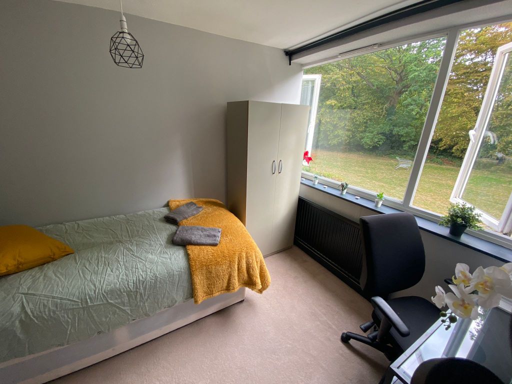 Property photo 1 of 12 Room 3- £550 Available 01/10/2026