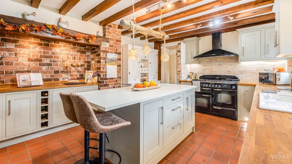 Property photo 3 of 32 4550348