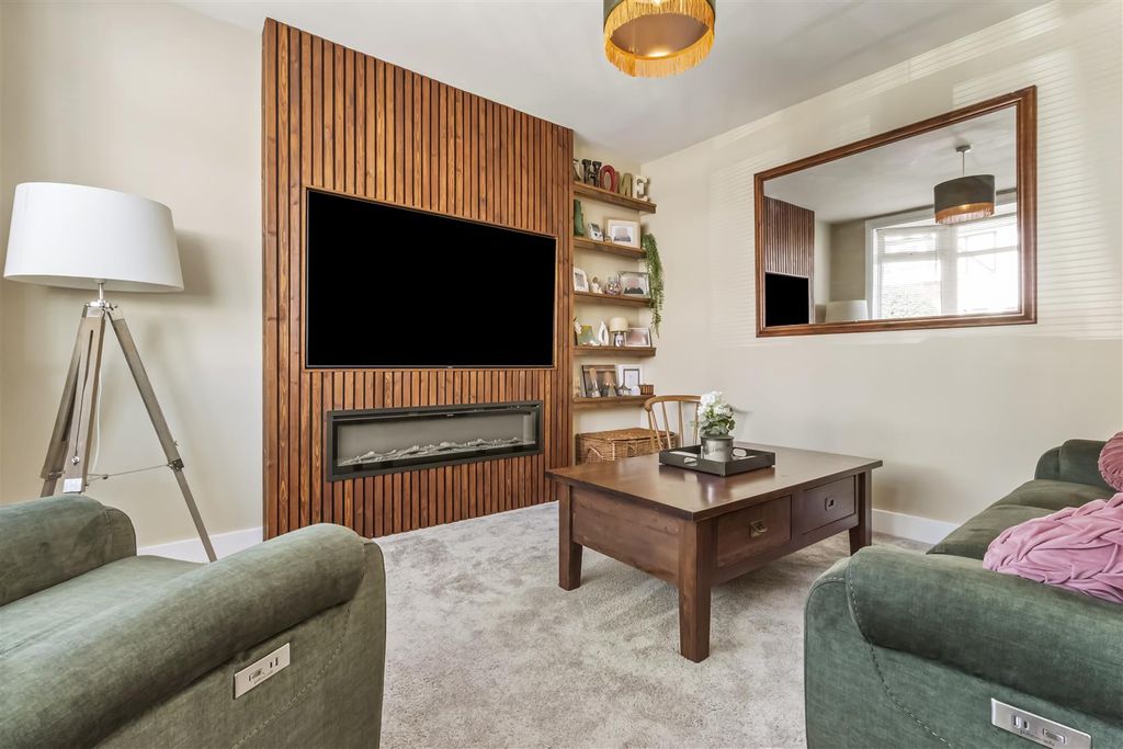 Property photo 2 of 26 7 Chancton View Road-001.Jpg