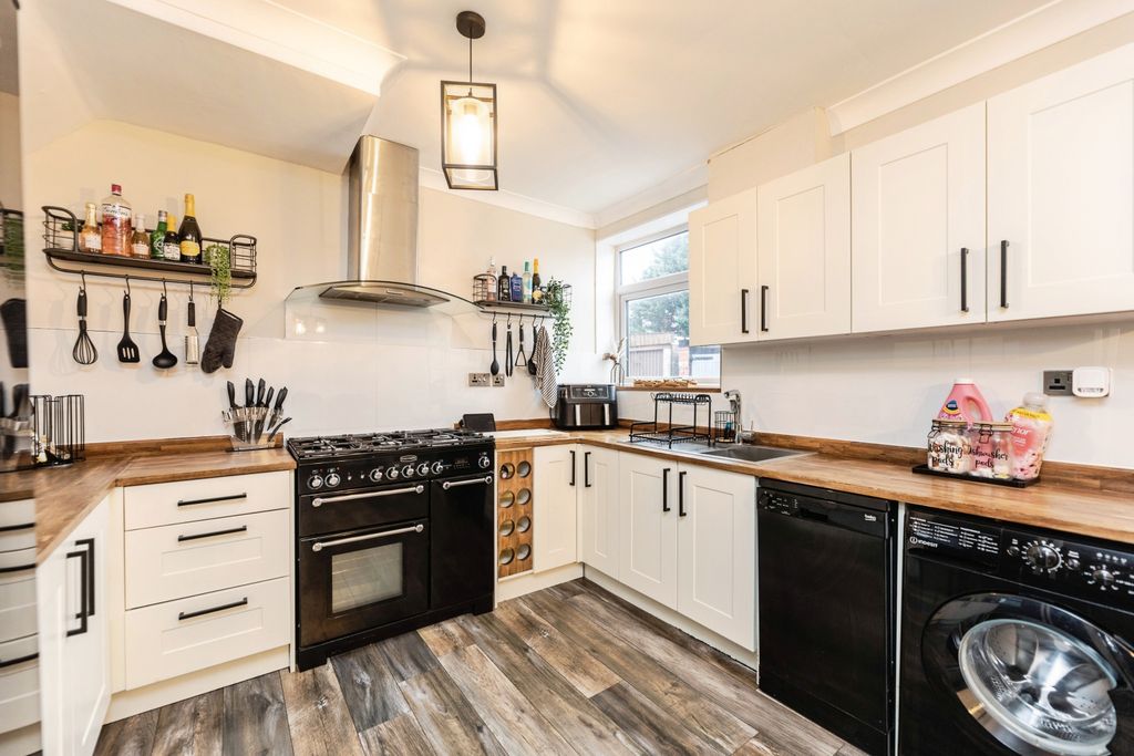 Property photo 1 of 17 Kitchen/Dining Room