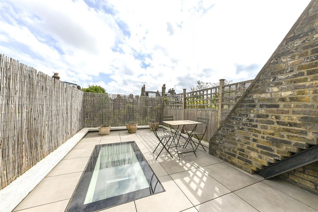 Property photo 2 of 25