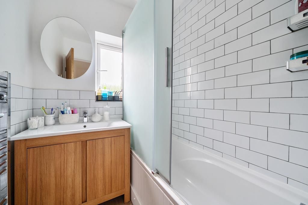 Property photo 2 of 21 Bathroom