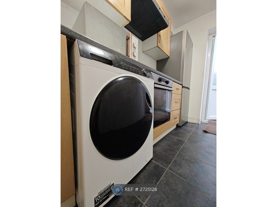 Property photo 2 of 8 Kicthen