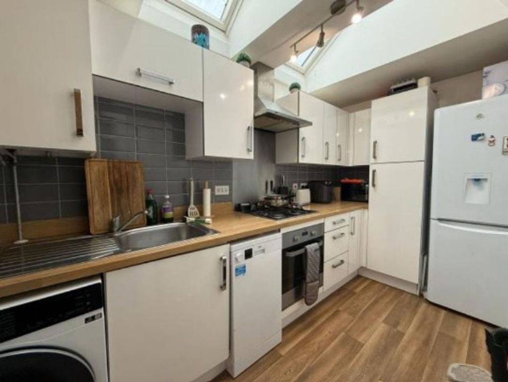 Property photo 3 of 10 Kitchen