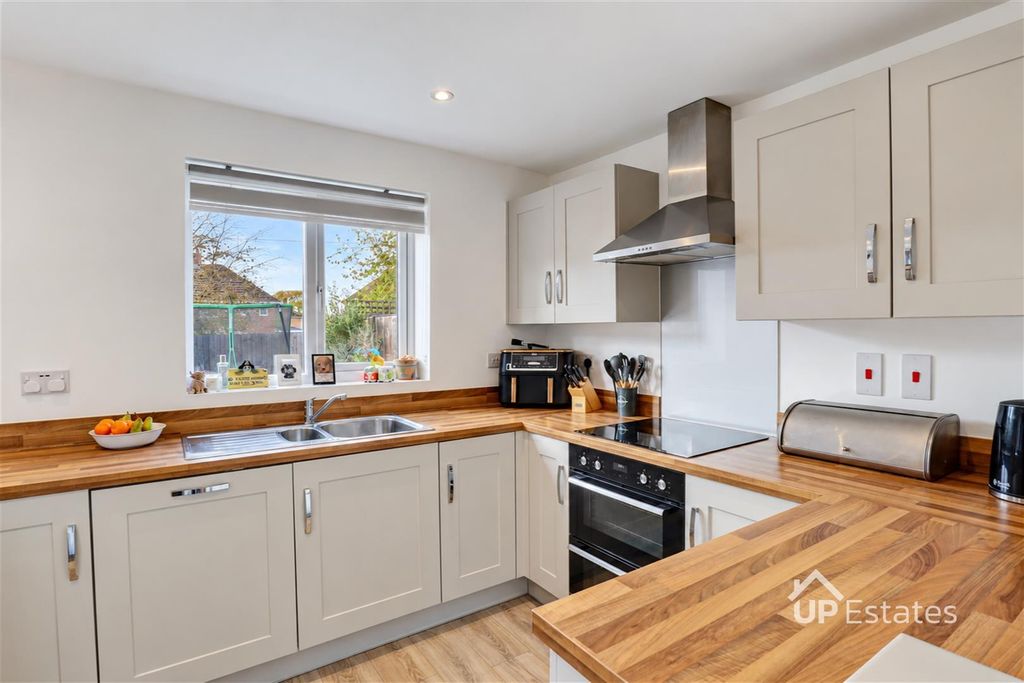 Property photo 3 of 17 Kitchen