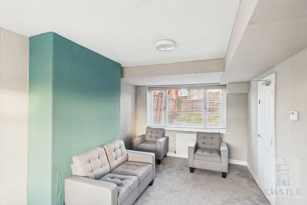 Property photo 3 of 9 Lounge