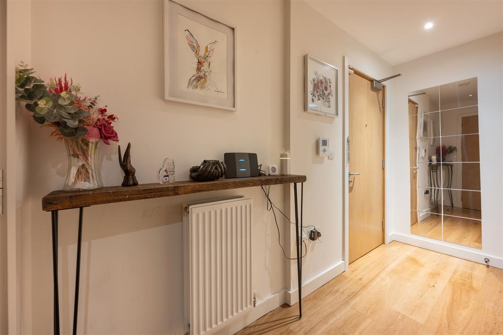 Property photo 2 of 15 Dalston Lane, E8