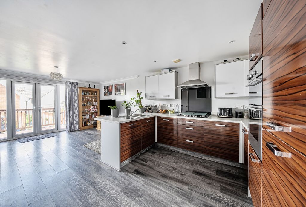 Property photo 3 of 15 1301207-9-6839c06...