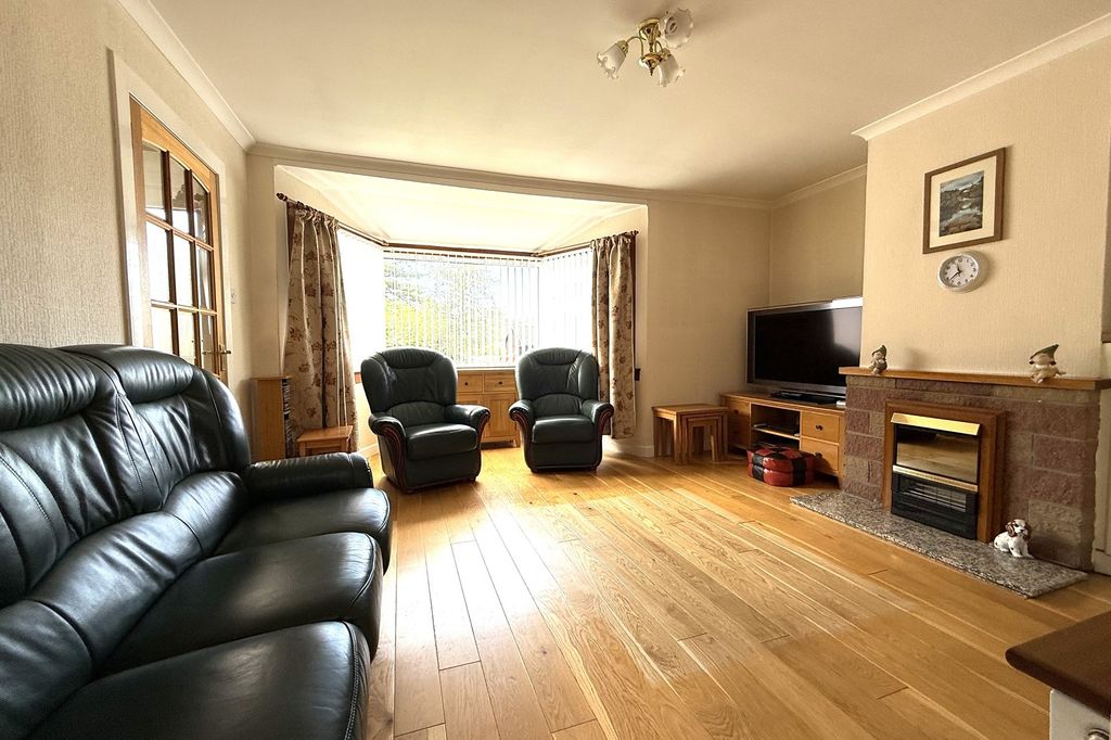 Property photo 3 of 9 Lounge Additional