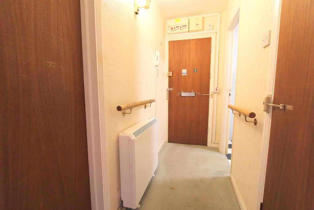 Property photo 3 of 10 Hall B.Jpg