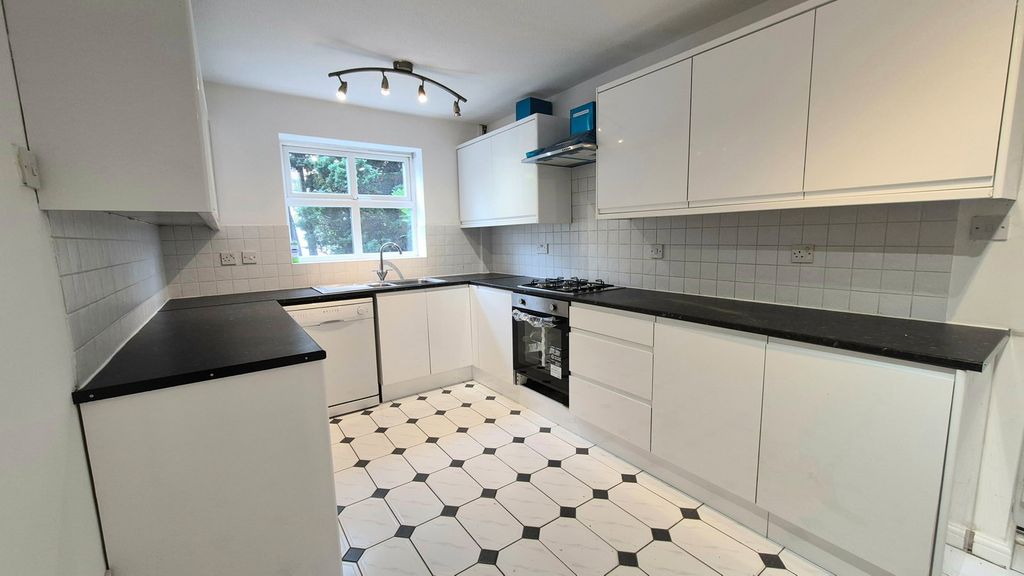 Property photo 3 of 27