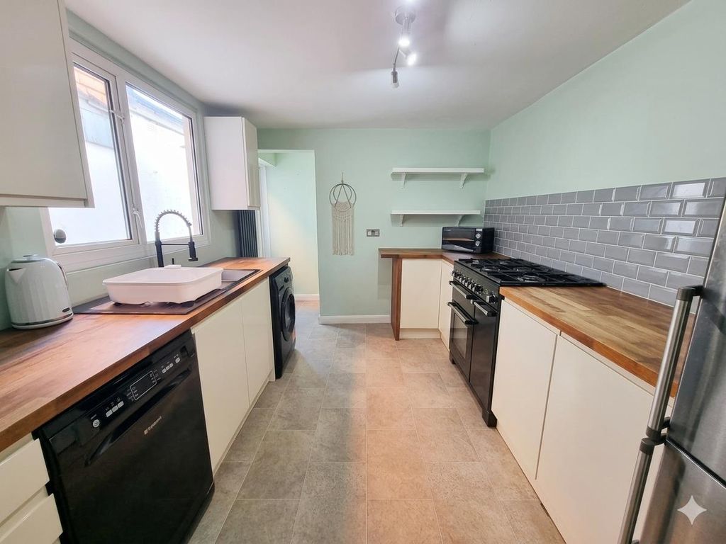 Property photo 2 of 11 Kitchen