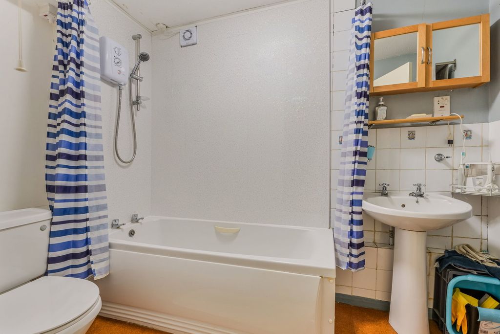Additional image 8 of 3 bed flat for saleHigh Street, Lingfield RH7