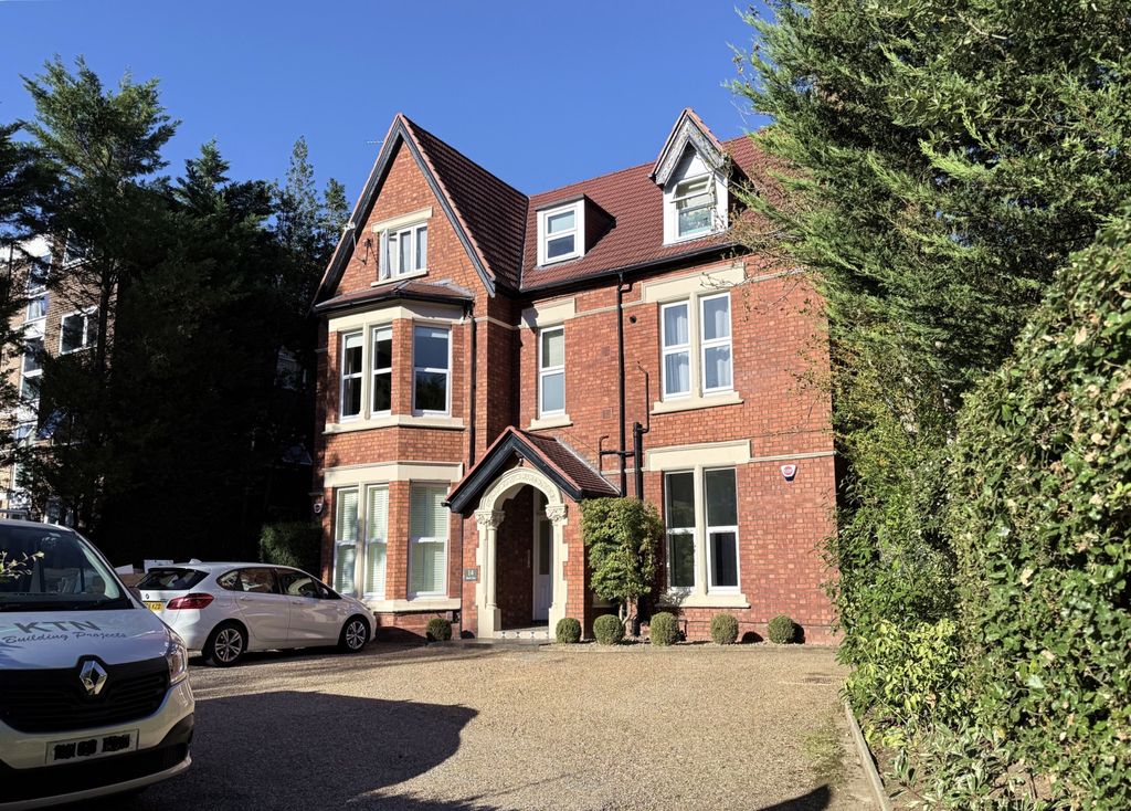 Property photo 1 of 17 Superb And Spacious Garden Apartment In Sought After Tree Lined Grove In Shortlands, Bromley